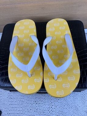 Lay’s Potato Chips Flip Flops Sandals Yellow Logo Novelty Size Small FLAW
